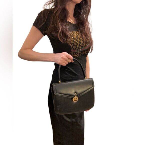 Classic vintage design in leather with gold-tone hardware - Picture 1 of 13